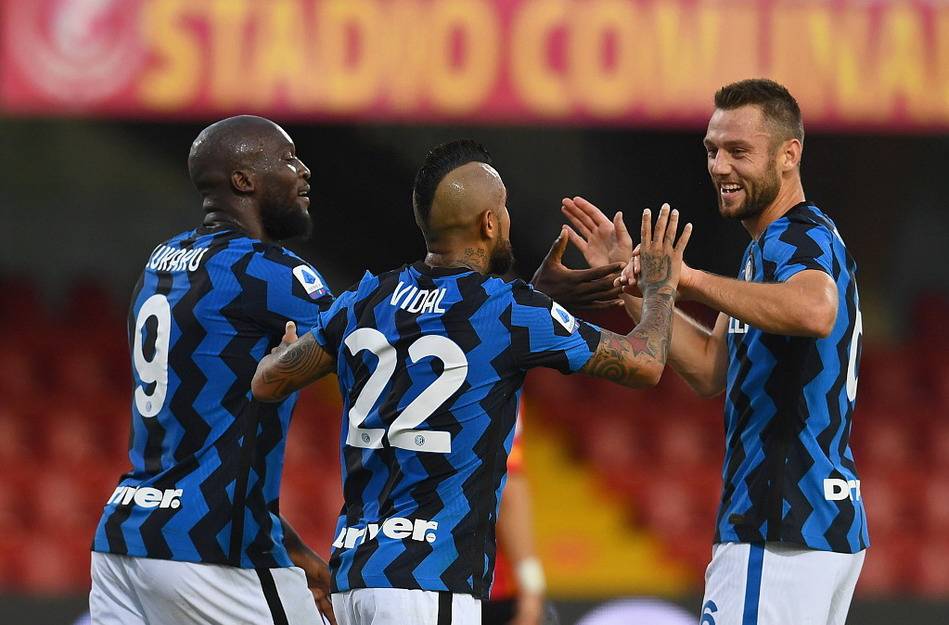  AC米兰客场挑战那不勒斯，强强对话检验黑马成色